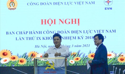 Các đại biểu bỏ phiếu bầu bổ sung Phó Chủ tịch Công đoàn Điện lực Việt Nam. Ảnh: CĐĐL