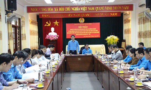 Ông Nguyễn Văn Cảnh, Chủ tịch LĐLĐ tỉnh Bắc Giang chủ trì hội nghị. Ảnh: Nguyễn Huyền