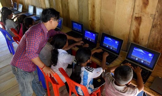 Trẻ em Campuchia tham gia học trực tuyến Ảnh: AFP