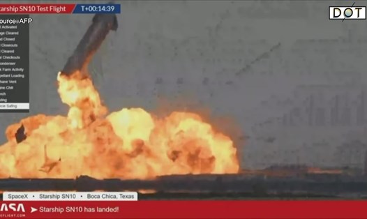 Nguyên mẫu Starship SN10 của tàu vũ trụ SpaceX nổ tung. Ảnh: AFP