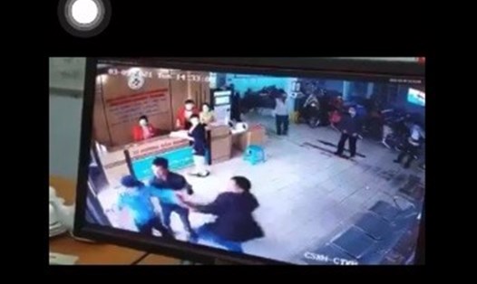 Hình ảnh camera từ trong Bệnh viện đa khoa tỉnh Tuyên Quang cho thấy rõ việc người nhà bệnh nhân ra tay trước với nhân viên bảo vệ Phương Đông.