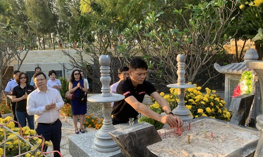 Đoàn công tác Quỹ XHTT Tấm lòng vàng Lao Động dâng hương tại Khu tưởng niệm chiến sĩ Gạc Ma. Ảnh: Tường Minh
