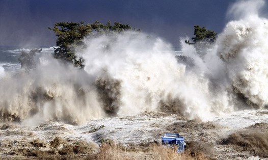 Sóng thần ập vào bờ biển Minamisoma ở Fukushima, Nhật Bản, ngày 11.3.2011. Ảnh: AFP