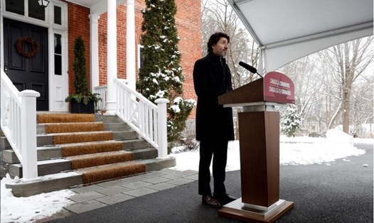 Thủ tướng Canada Justin Trudeau phát biểu họp báo tại dinh thự Rideau Cottage - nơi bị kẻ đột nhập xâm phạm hồi tháng 7.2020. Ảnh: AFP