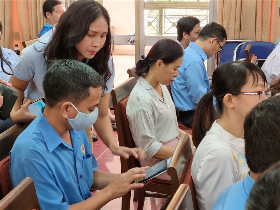 Cán bộ ngành Bảo hiểm xã hội TPHCM hướng dẫn cài đặt VSSID cho cán bộ Công đoàn. Ảnh: Nam Dương