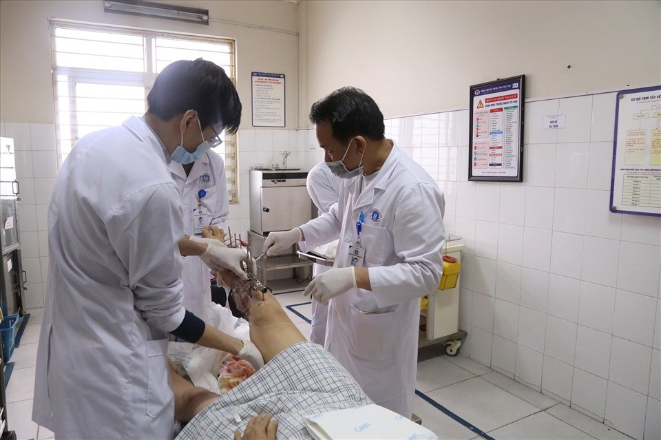 Các bác sĩ phẫu thuật, điều trị cho bệnh nhân. Ảnh: BVCC Các bác sĩ phẫu thuật, điều trị cho bệnh nhân. Ảnh: BVCC