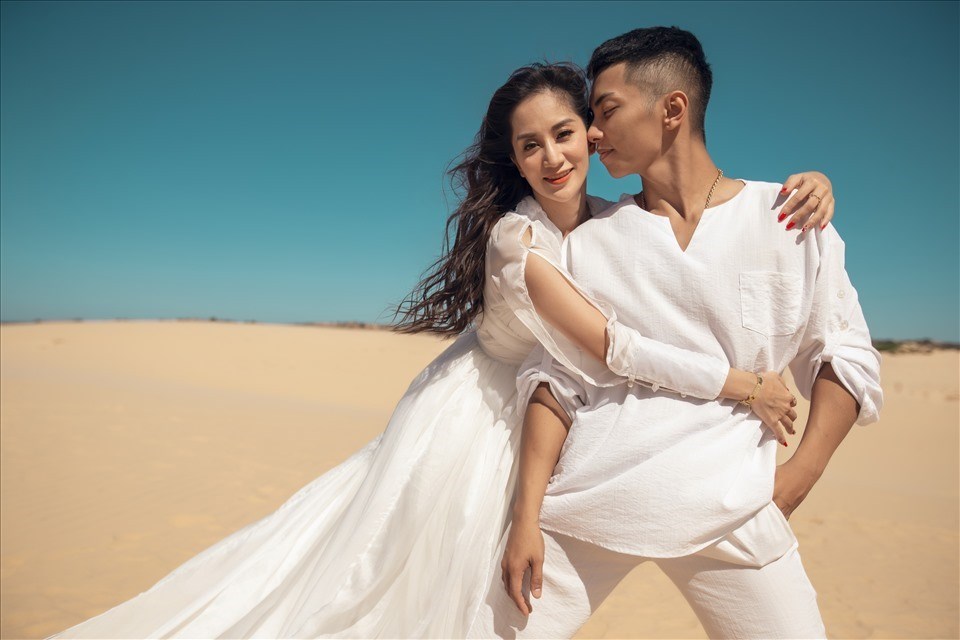 Khánh Thi - Phan Hiển tình tứ trong bộ ảnh thực hiện trong chuyến du lịch Mũi Né cùng gia đình. Ảnh: Cúm. Khánh Thi - Phan Hiển tình tứ trong bộ ảnh thực hiện trong chuyến du lịch Mũi Né cùng gia đình. Ảnh: Cúm.