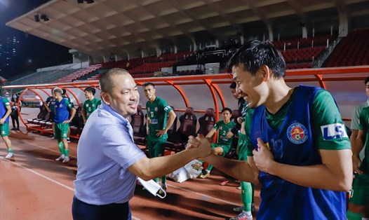 Bầu Bình cùng Daisuke Matsui có cùng chung cam kết sẽ giúp ích cho sự phát triển của bóng đá Việt Nam. Ảnh: Fanpage CLB Sài Gòn.