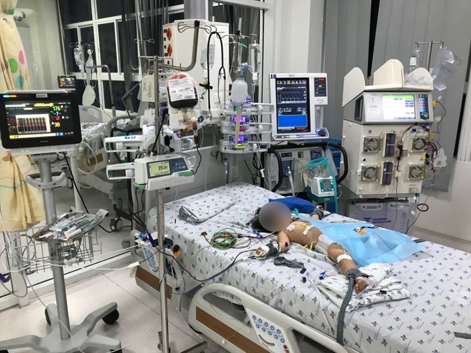 Bé gái 15 tháng tuổi tím tái do biến chứng tay chân miệng. Ảnh: Bệnh viện cung cấp Bé gái 15 tháng tuổi tím tái do biến chứng tay chân miệng. Ảnh: Bệnh viện cung cấp