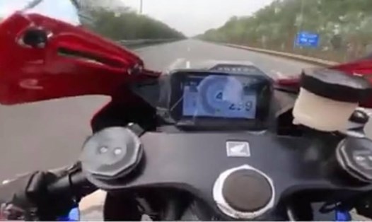 Tài xế điều khiển chiếc xe máy chạy quá tốc độ trên đại lộ Thăng Long. Ảnh cắt từ clip.