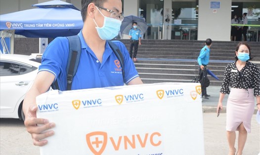 Lô vắc xin được chuyển từ Hệ thống Tiêm chủng VNVC Đà Nẵng đến Trung tâm Kiểm soát bệnh tật Đà Nẵng. Ảnh: Anh Dung