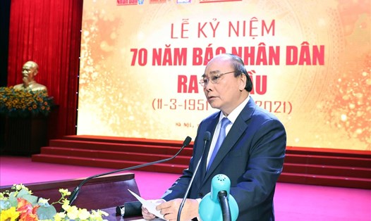 Thủ tướng Nguyễn Xuân Phúc gửi lời chúc mừng tốt đẹp nhất đến các thế hệ những người làm Báo Nhân dân, chúc mừng những thành tựu to lớn mà Báo đạt được 70 năm qua. Ảnh: VGP/Quang Hiếu