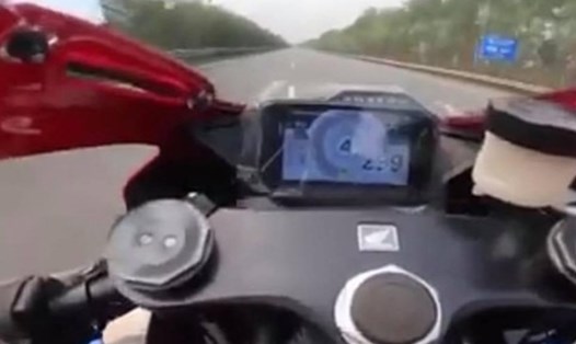 Môtô chạy tốc độ 300km/h trên Đại lộ Thăng Long (Hà Nội). Ảnh cắt từ clip