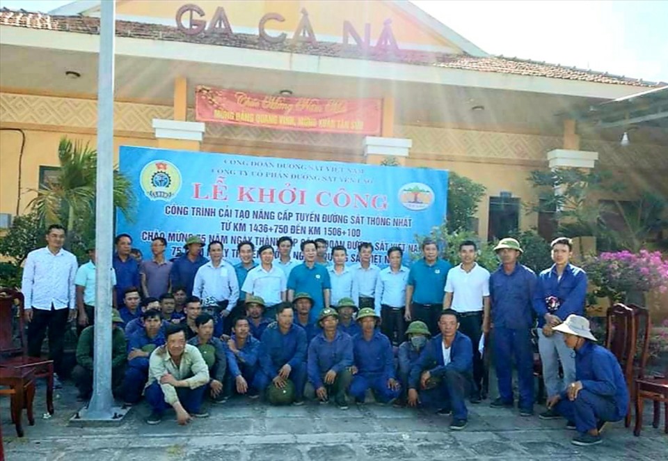 Lễ khởi công công trình với sự tham gia của lãnh đạo Công đoàn Đường sắt Việt Nam, lãnh đạo đơn vị và đoàn viên, người lao động trực tiếp thi công. Ảnh: CĐ ĐS