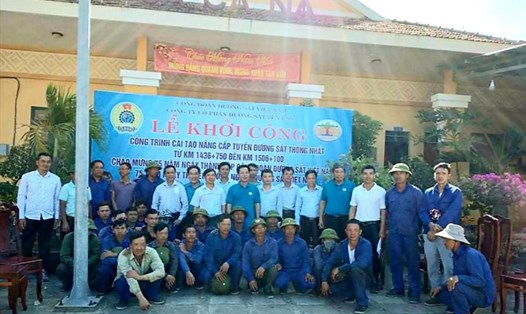 Lễ khởi công công trình với sự tham gia của lãnh đạo Công đoàn Đường sắt Việt Nam, lãnh đạo đơn vị và đoàn viên, người lao động trực tiếp thi công. Ảnh: CĐ ĐS