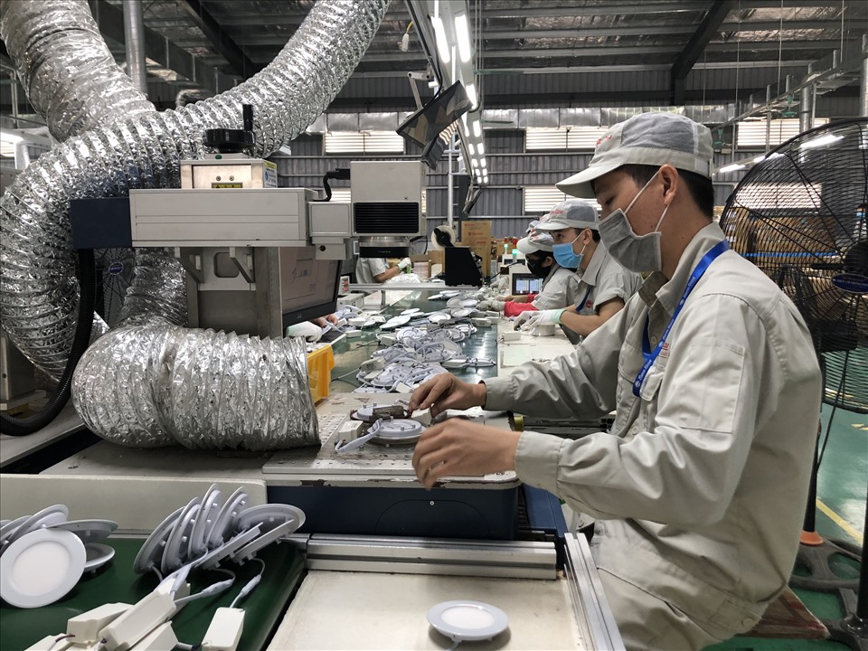 Người lao động Công ty Rạng Đông luôn được tập huấn về công tác an toàn vệ sinh lao động. Ảnh: Hà Anh