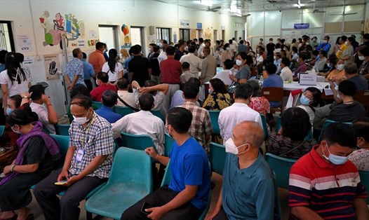 Người dân Campuchia đang chờ để được tiêm vaccine tại một bệnh viện ở Phnom Penh. Ảnh: AFP