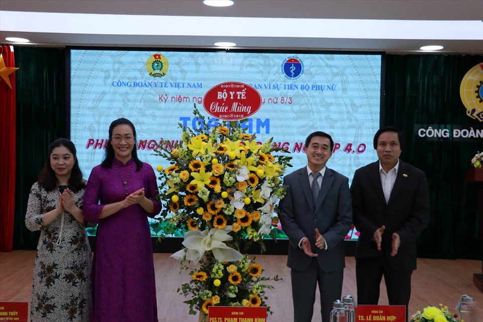 GS.TS Trần Văn Thuấn (thứ 2 từ phải sang), Thứ trưởng Bộ Y tế, Trưởng Ban vì sự tiến Bộ Phụ nữ - Bộ Y tế, tặng hoa chúc mừng Ban tổ chức Hội thi. Ảnh: Xuân Bách