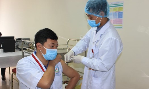 Tiêm vaccine COVID-19 tại Bệnh viện Đa khoa tỉnh Bắc Ninh. Ảnh: PV