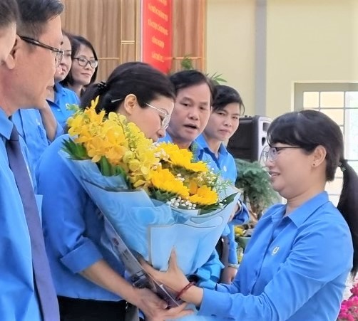 Bà Trần Thị Diệu Thúy, Chủ tịch LĐLĐ TPHCM tặng hoa Ban Chấp hành, Ban Thường vụ LĐLĐ Thành phố Thủ Đức. Ảnh Nam Dương