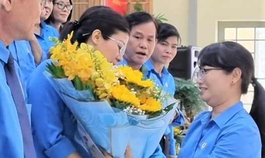 Bà Trần Thị Diệu Thúy, Chủ tịch LĐLĐ TPHCM tặng hoa Ban Chấp hành, Ban Thường vụ LĐLĐ Thành phố Thủ Đức. Ảnh Nam Dương