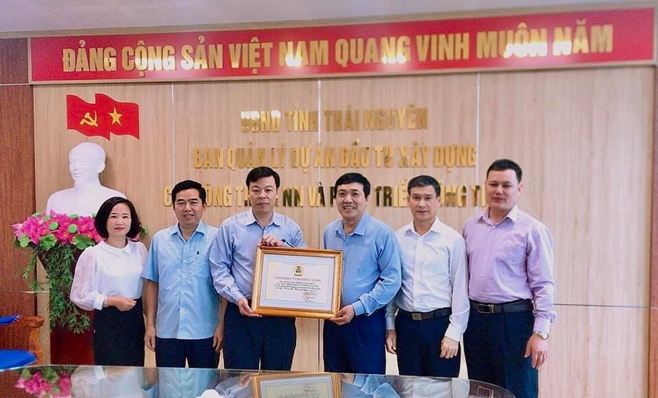 Đại diện lãnh đạo LĐLĐ tỉnh Thái Nguyên cám ơn đơn vị đã ủng hộ, đóng góp nhằm chăm lo người lao động có hoàn cảnh khó khăn. Ảnh: CĐTN