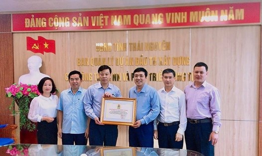 Đại diện lãnh đạo LĐLĐ tỉnh Thái Nguyên cám ơn đơn vị đã ủng hộ, đóng góp nhằm chăm lo người lao động có hoàn cảnh khó khăn. Ảnh: CĐTN