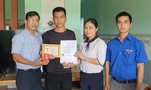 Tỉnh đoàn Quảng Nam trao huy hiệu Tuổi trẻ dũng cảm cho anh Trần Văn Tròn. Ảnh: Nam Thịnh