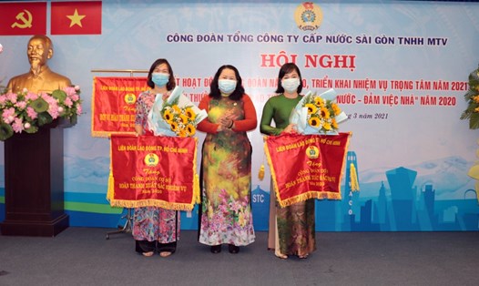 Bà Lê Thị Kim Thúy (giữa) trao Cờ thi đua "Hoàn thành xuất sắc nhiệm vụ" cho đại diện 2 công đoàn cơ sở thuộc SAWACO. Ảnh Công đoàn SAWACO