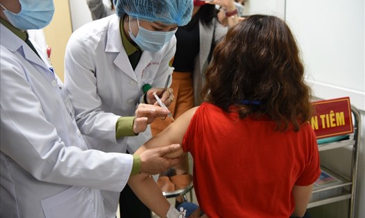 Tiêm thử nghiệm vaccine COVID-19 do Việt Nam nghiên cứu, sản xuất. Ảnh: Diệp Phương