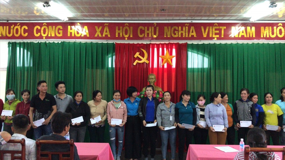 Đồng chí Nguyễn Thị Thủy Lệ, Chủ tịch CĐXDVN trao hỗ trợ cho đoàn viên CĐCS Công ty CP Đầu tư Quốc tế Phong Phú - Phú Yên thuộc CĐ Tổng công ty Miền Trung nhân Tháng Công nhân năm 2020. Ảnh: CĐXDVN