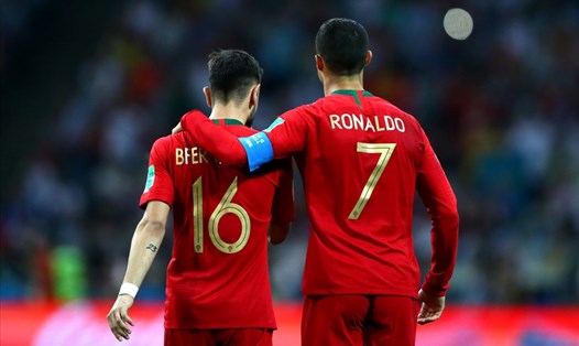 Bruno Fernandes và Ronaldo trong màu áo tuyển Bồ Đào Nha. Ảnh: AFP.