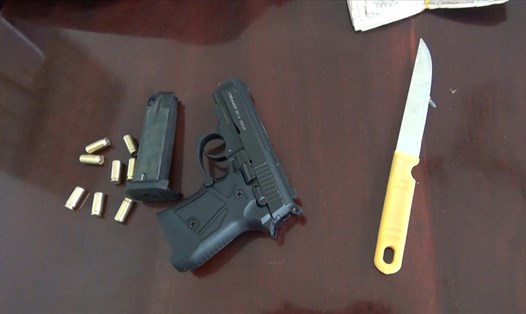 Súng, đạn và dao mà 2 anh em Hào và Phú dùng để cướp ngân hàng ở thành phố Hà Tiên (Kiên Giang). Ảnh: PV