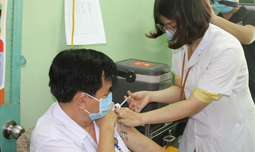 100 nhân viên y tế Bệnh Viện Bệnh nhiệt đới Khánh Hòa được tiêm vaccine phòng COVID-19 đầu tiên của tỉnh. Ảnh: Phương Linh