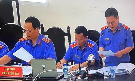 Đại diện Viện Kiểm sát Nhân dân TP Hà Nội luận tội với bị cáo Đinh La Thăng và đồng phạm. Ảnh chụp qua màn hình.