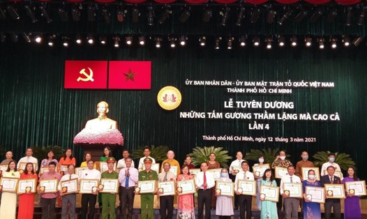 Bí thư Thành ủy TPHCM Nguyễn Văn Nên trao tặng bằng khen cho các cá nhân và tập thể được tuyên dương.  Ảnh: Minh Quân