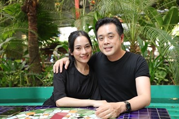 Hai vợ chồng Dương Khắc Linh chia sẻ về cuộc sống hiện tại. Ảnh: NSX