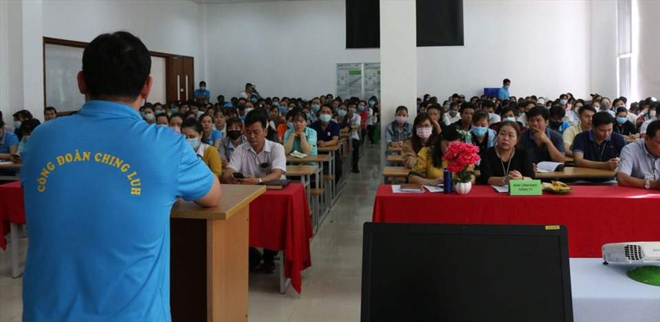 LĐLĐ tỉnh Long An triển khai hưởng ứng Chương trình "75 nghìn sáng kiến vượt khó, phát triển" tại một CĐCS ở Long An. Ảnh: H.L