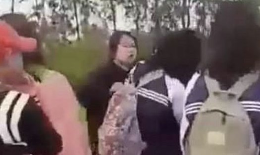 Nhóm nữ sinh Trường THPT Xuân Trường xích mích, đánh nhau. Ảnh cắt từ clip