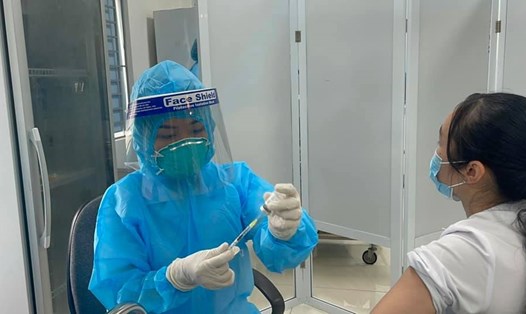 Những mũi vaccine COVID-19 đầu tiên được tiêm tại Việt Nam. Ảnh: Bộ Y tế