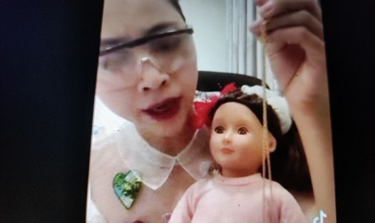 Dư luận phản đối việc TikToker, Youtuber Thơ Nguyễn dùng búp bê ''cầu vía học giỏi” cho trẻ em. Ảnh M.H