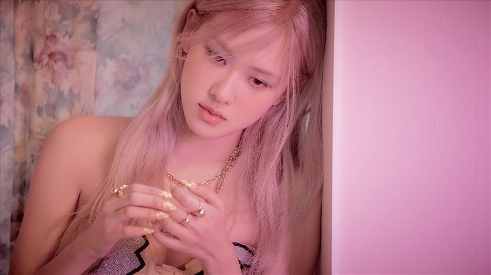 Album solo của Rosé (BlackPink) vừa ra mắt đã được chú ý. Ảnh cắt MV. Album solo của Rosé (BlackPink) vừa ra mắt đã được chú ý. Ảnh cắt MV.