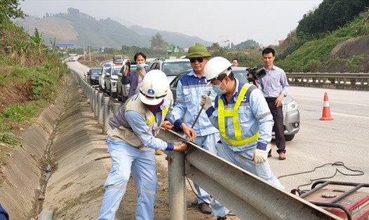 Đơn vị quản lý cao tốc Hà Nội - Lào Cai lắp lại hộ lan bị người dân tự ý tháo dỡ. Ảnh: A.Thế