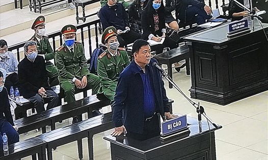 Bị cáo Đinh La Thăng tại phiên toà vụ án sai phạm ở Dự án Ethanol Phú Thọ. Ảnh chụp qua màn hình.