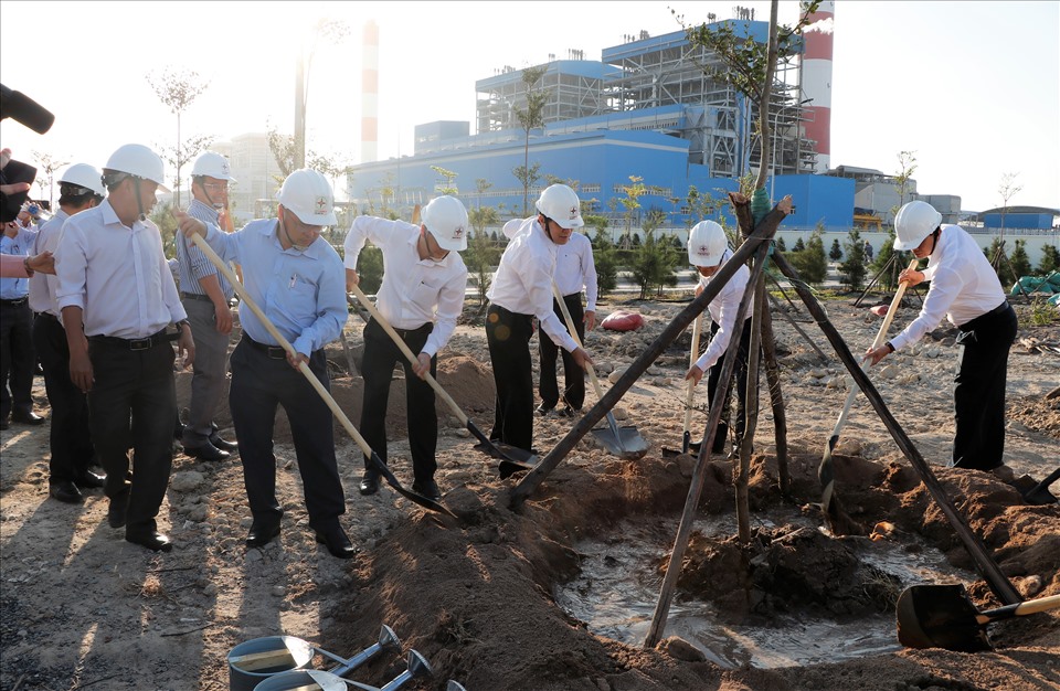 Lãnh đạo EVN, Tổng Công ty Phát điện 3 và huyện Tuy Phong tham gia trồng cây hưởng ứng Chương trình "Trồng mới và chăm sóc 1 tỉ cây xanh". Ảnh Tổng Công ty Phát điện 3 cung cấp.