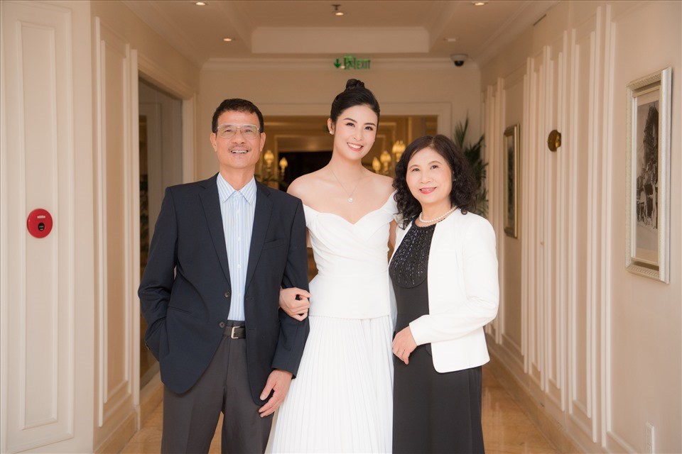 Hoa hậu Ngọc Hân tình cảm bên bố mẹ. Ảnh: Vũ Toàn. Hoa hậu Ngọc Hân tình cảm bên bố mẹ. Ảnh: Vũ Toàn.