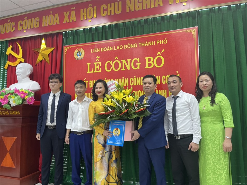 Lãnh đạo Liên đoàn Lao động thành phố Bắc Giang trao quyết định và tặng hoa chúc mừng Ban chấp hành Công đoàn cơ sở Ban Quản lý dự án đầu tư xây dựng thành phố Bắc Giang. Ảnh: LĐLĐ TP Bắc Giang