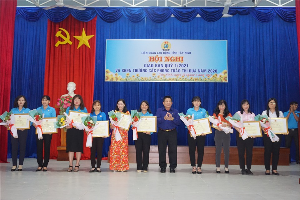 Ông Võ Văn Dũng – Chủ tịch LĐLĐ tỉnh Tây Ninh trao Bằng khen của Tổng Liên đoàn cho các cá nhân đạt thành tích năm 2020. Ảnh Quốc Tiến
