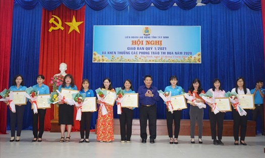 Ông Võ Văn Dũng – Chủ tịch LĐLĐ tỉnh Tây Ninh trao Bằng khen của Tổng Liên đoàn cho các cá nhân đạt thành tích năm 2020. Ảnh Quốc Tiến