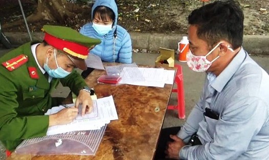 Công an thành phố Ninh Bình lập biên bản xử lý đối với những trường hợp không đeo khẩu trang phòng dịch COVID-19. Ảnh: NT
